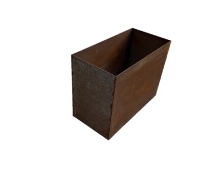 Plantekumme i 5 mm st&aring;lplade med m&aring;lene 80 x 40 x 60 cm.