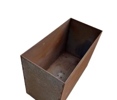 Plantekumme i 5 mm rust st&aring;lplade med skjulte hjul 80 x 40 x 60 cm