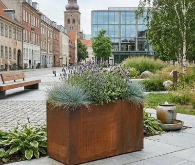 Plantekumme i 5 mm rust st&aring;lplade. 120 x 40 x 60 cm.