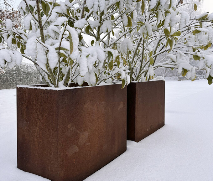 Plantekumme i 5 mm stålplade med målene 80 x 40 x 60 cm.