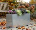 Plantekumme i varmgalvaniseret stål med skjulte hjul måler 120 x 40 x 50 cm