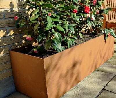 Plantekumme 5 mm rust med skjulte hjul m&aring;ler 120 x 40 x 40 cm