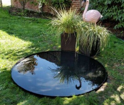 Sort lakeret rundt spejlbassin