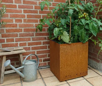 Corten st&aring;l skjuler p&aring; hjul til en plant growers