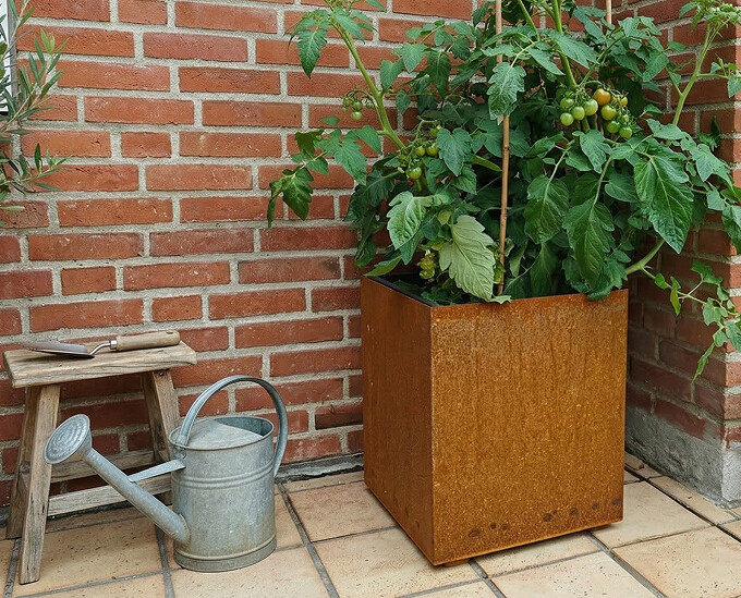 Corten stål skjuler på hjul til en plant growers