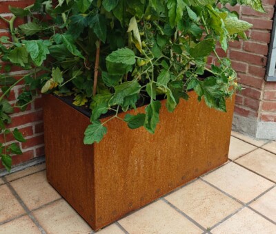 Corten st&aring;l skjuler p&aring; hjul til to plant growers