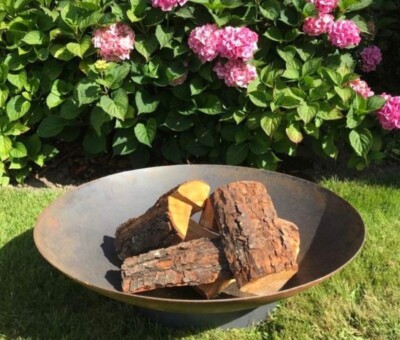 Rundt b&aring;lfad i cortenst&aring;l uden kant og med afl&oslash;bshul