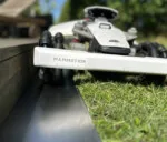 Robotgræskant i varmgalvaniseret plade, 195 cm i længden, flere bredder