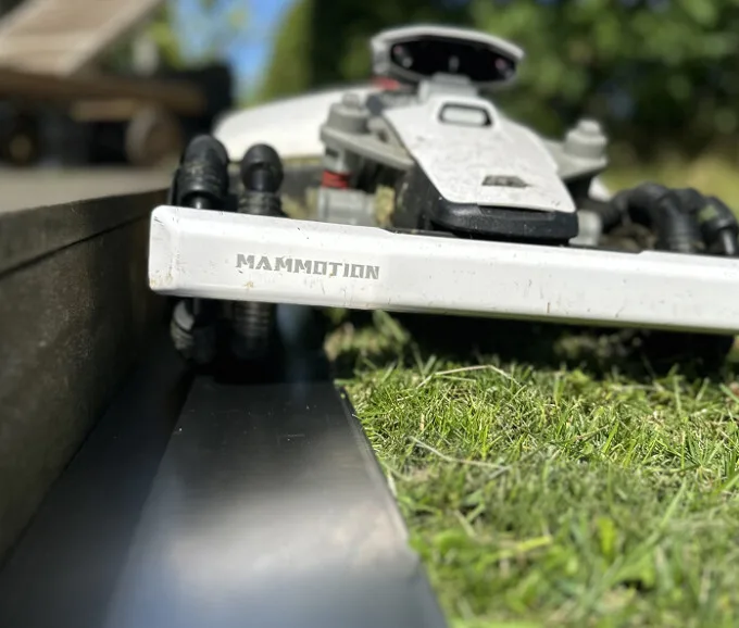 Robotgræskant i varmgalvaniseret plade, 195 cm i længden, flere bredder